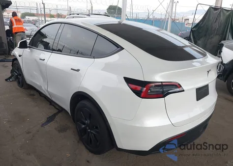 2025 Tesla Model Y Long Range Dual Motor Rear-Wheel Drive z USA, uszkodzony, nr VIN 7SAYGDED7SF221636